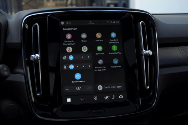 Volvo EX40 252PK Automaat Ext. Range Ultra Black Edition / Adaptieve koplampen / Panoramadak / 360 Camera / Apple carplay / Android auto / Elektrisch bedienbare voorstoelen / Pilot assist / Adaptive cruise control / Harman kardon audio / Stoelverwarming voor / Warmtepomp