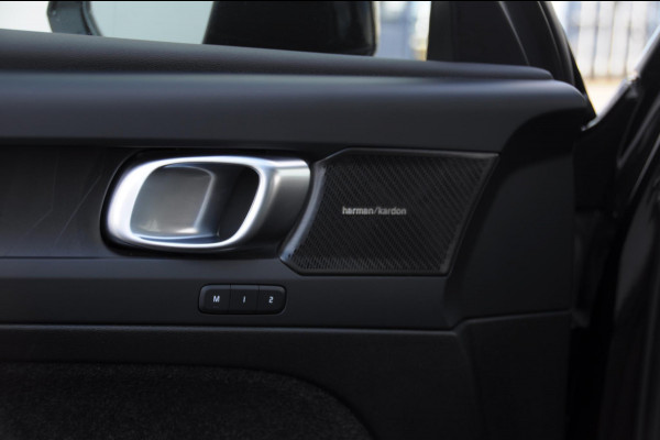 Volvo EX40 252PK Automaat Ext. Range Ultra Black Edition / Adaptieve koplampen / Panoramadak / 360 Camera / Apple carplay / Android auto / Elektrisch bedienbare voorstoelen / Pilot assist / Adaptive cruise control / Harman kardon audio / Stoelverwarming voor / Warmtepomp