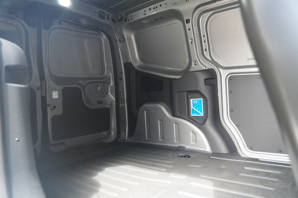 Ford E-Transit Courier Limited 44 kWh 136pk - Trekhaak - Stoel/Stuurverwarming - ACC - Blindspot - Camera - Rijklaar