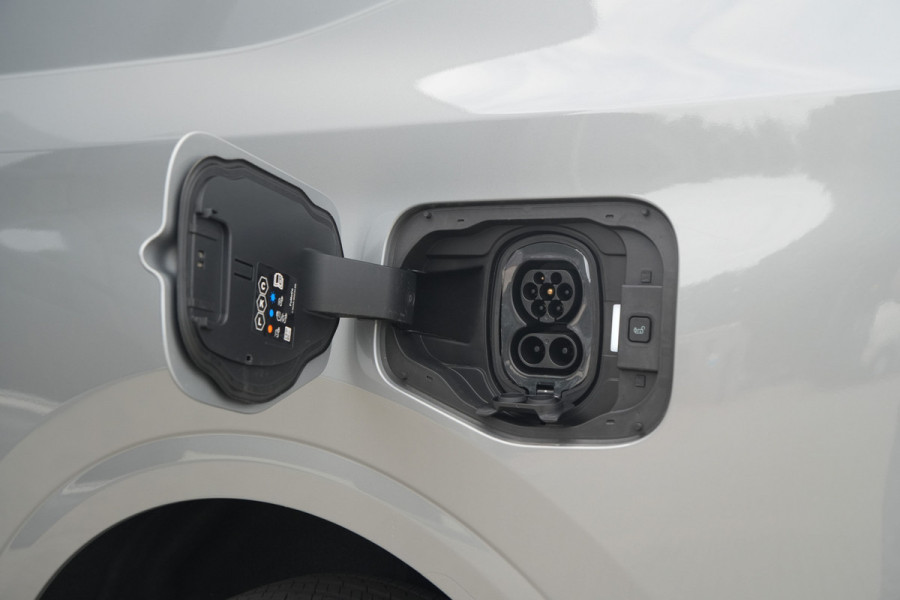 Ford E-Transit Courier Limited 44 kWh 136pk - Trekhaak - Stoel/Stuurverwarming - ACC - Blindspot - Camera - Rijklaar