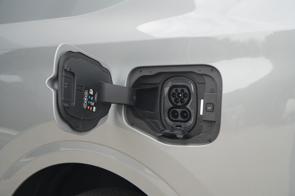 Ford E-Transit Courier Limited 44 kWh 136pk - Trekhaak - Stoel/Stuurverwarming - ACC - Blindspot - Camera - Rijklaar