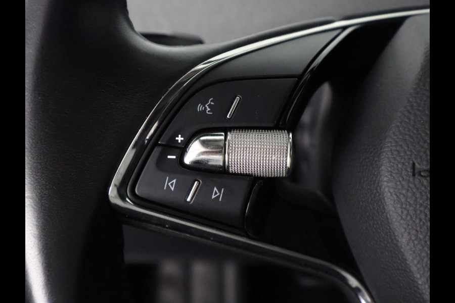 Škoda ENYAQ iV 60 Two-Tone 400 km actieradius! | Navigatie | Parkeersensoren | Privacy Glass |