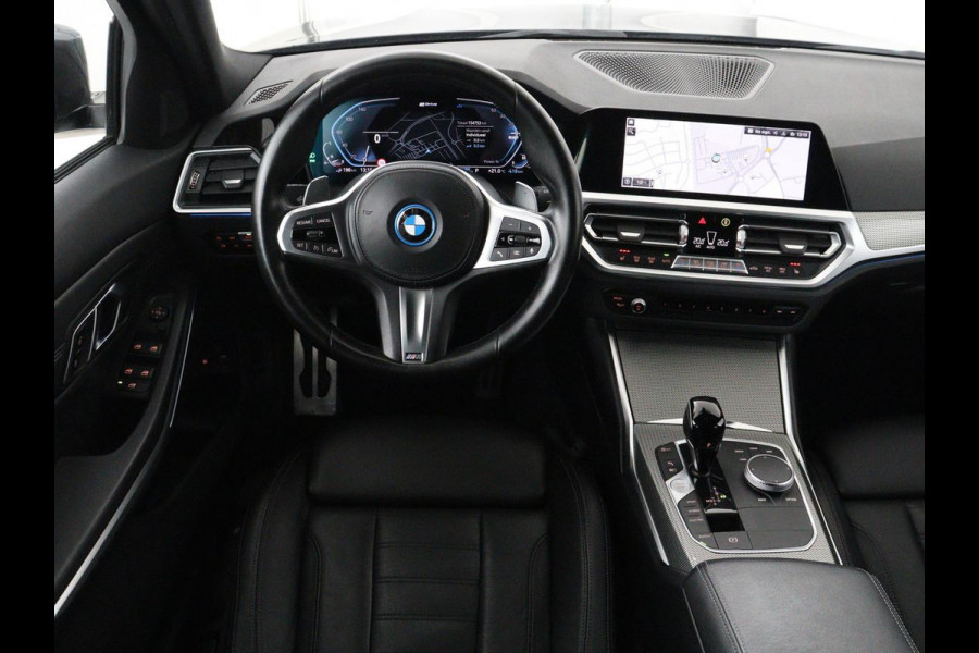 BMW 3 Serie Touring 320e Business Edition Plus M-sport | 84,4% SOH | Panoramadak | Leder | Elektrische trekhaak | Camera | Park assist | Cruise control | Carplay | Sfeerverlichting |