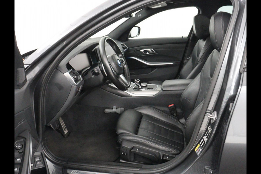 BMW 3 Serie Touring 320e Business Edition Plus M-sport | 84,4% SOH | Panoramadak | Leder | Elektrische trekhaak | Camera | Park assist | Cruise control | Carplay | Sfeerverlichting |