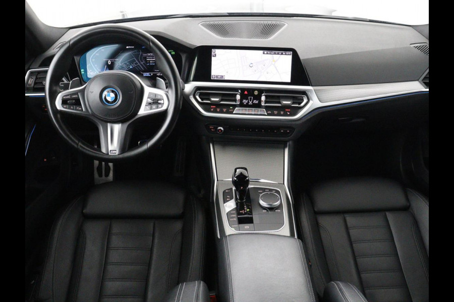 BMW 3 Serie Touring 320e Business Edition Plus M-sport | 84,4% SOH | Panoramadak | Leder | Elektrische trekhaak | Camera | Park assist | Cruise control | Carplay | Sfeerverlichting |
