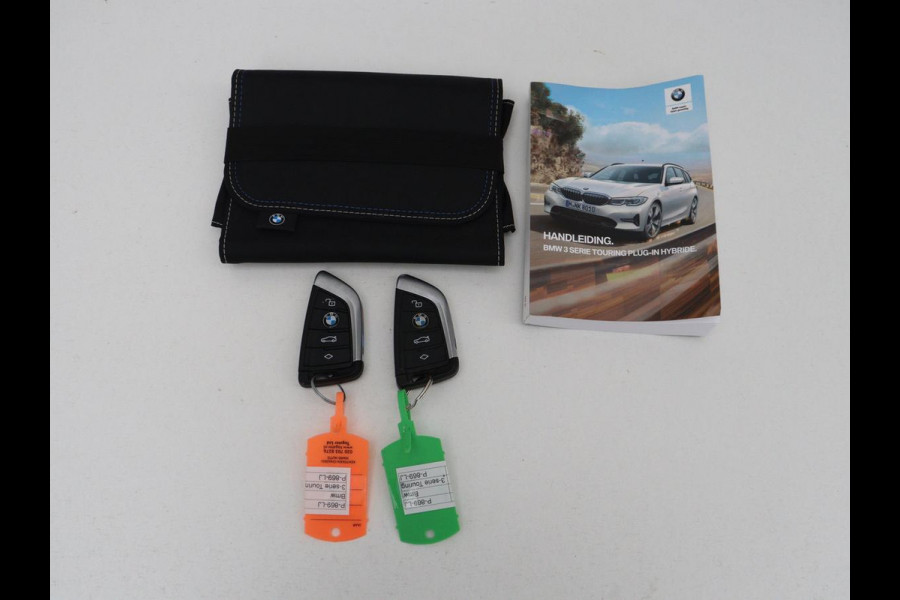 BMW 3 Serie Touring 320e Business Edition Plus M-sport | 84,4% SOH | Panoramadak | Leder | Elektrische trekhaak | Camera | Park assist | Cruise control | Carplay | Sfeerverlichting |