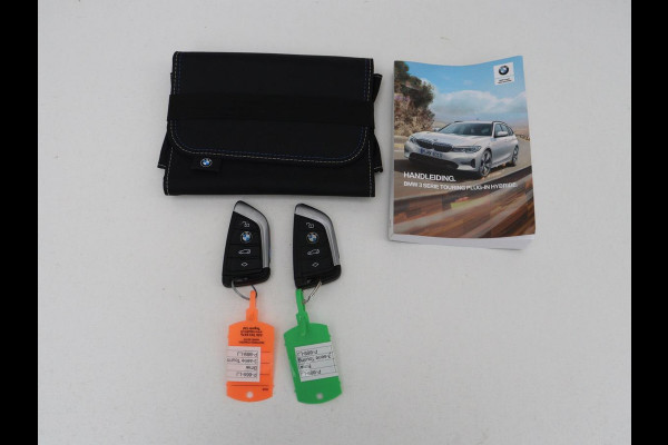 BMW 3 Serie Touring 320e Business Edition Plus M-sport | 84,4% SOH | Panoramadak | Leder | Elektrische trekhaak | Camera | Park assist | Cruise control | Carplay | Sfeerverlichting |