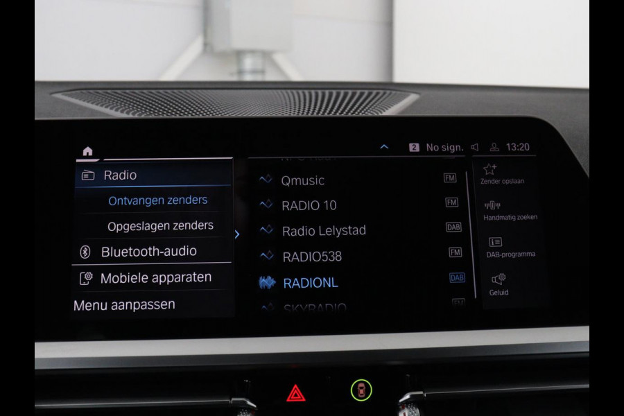 BMW 3 Serie Touring 320e Business Edition Plus M-sport | 84,4% SOH | Panoramadak | Leder | Elektrische trekhaak | Camera | Park assist | Cruise control | Carplay | Sfeerverlichting |