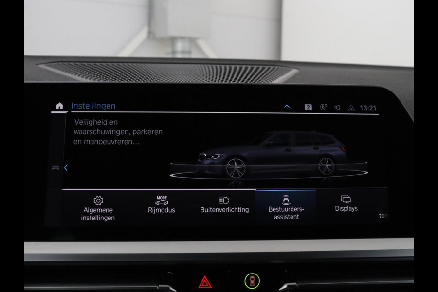 BMW 3 Serie Touring 320e Business Edition Plus M-sport | 84,4% SOH | Panoramadak | Leder | Elektrische trekhaak | Camera | Park assist | Cruise control | Carplay | Sfeerverlichting |