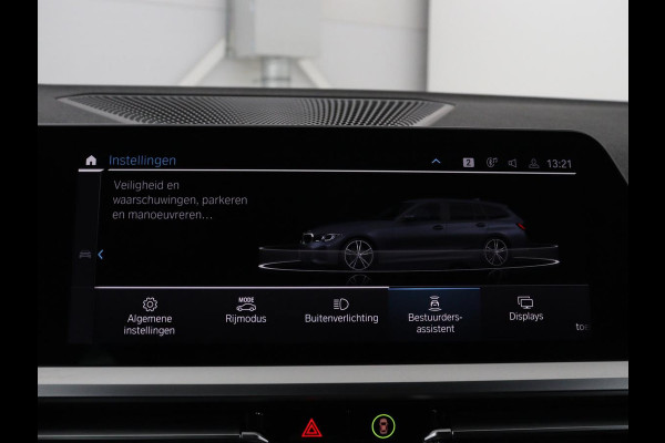 BMW 3 Serie Touring 320e Business Edition Plus M-sport | 84,4% SOH | Panoramadak | Leder | Elektrische trekhaak | Camera | Park assist | Cruise control | Carplay | Sfeerverlichting |
