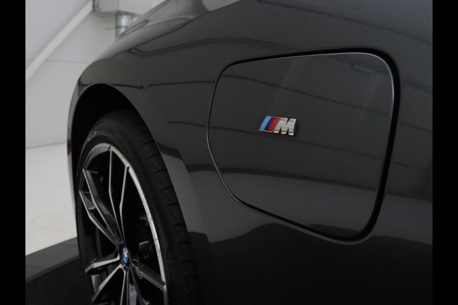 BMW 3 Serie Touring 320e Business Edition Plus M-sport | 84,4% SOH | Panoramadak | Leder | Elektrische trekhaak | Camera | Park assist | Cruise control | Carplay | Sfeerverlichting |