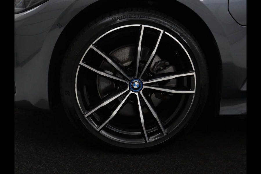 BMW 3 Serie Touring 320e Business Edition Plus M-sport | 84,4% SOH | Panoramadak | Leder | Elektrische trekhaak | Camera | Park assist | Cruise control | Carplay | Sfeerverlichting |