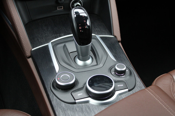 Alfa Romeo Stelvio 2.0 T AWD Super | Navigatie | Afneembare Trekhaak | 20" Lichtmetalen Velgen | Achteruitrijcamera