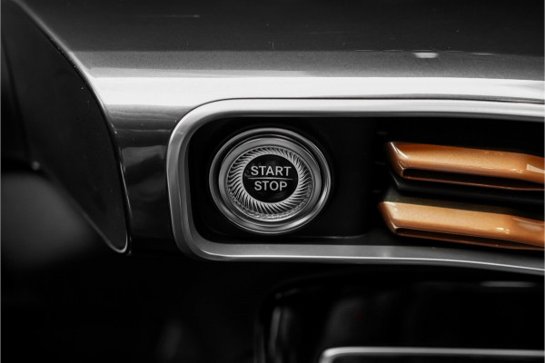 Mercedes-Benz EQC 400 4MATIC AMG Line 80 kWh Distronic Schuifdak Trekhaak