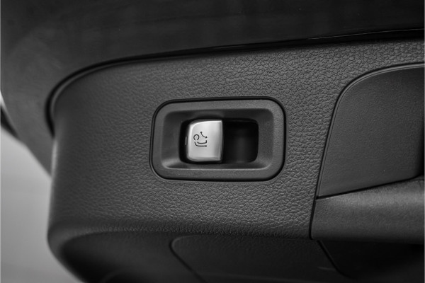 Mercedes-Benz EQC 400 4MATIC AMG Line 80 kWh Distronic Schuifdak Trekhaak
