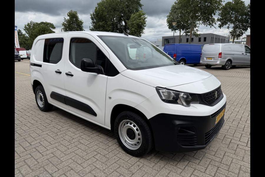 Peugeot Partner 1.2 PureTech Premium / benzine grijs kenteken / euro 6 / vaste prijs rijklaar € 11.750 ex btw / lease vanaf € 198 / airco / cruise / navi / raam in de schuifdeur / Apple Carplay Android auto
