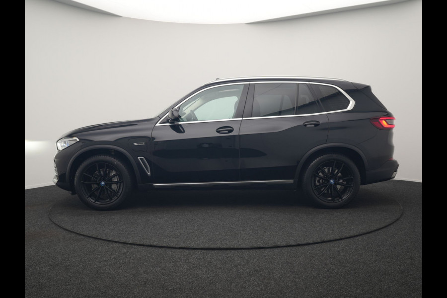 BMW X5 xDrive45e X Line PHEV 395pk Dealer O.H. | Trekhaak Af Fabriek | Panodak | Luchtvering | Head Up | Camera | Lederen Sportstoelen Memory & Verwarmd | Adaptief Onderstel | Sfeerverlichting | Keyless | Blis | Hifi | Plug In Hybrid |