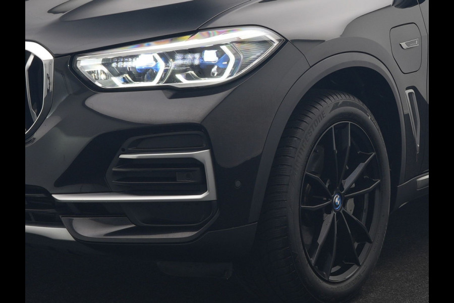 BMW X5 xDrive45e X Line PHEV 395pk Dealer O.H. | Trekhaak Af Fabriek | Panodak | Luchtvering | Head Up | Camera | Lederen Sportstoelen Memory & Verwarmd | Adaptief Onderstel | Sfeerverlichting | Keyless | Blis | Hifi | Plug In Hybrid |
