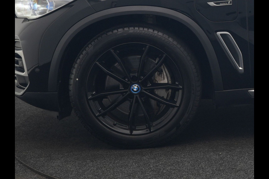 BMW X5 xDrive45e X Line PHEV 395pk Dealer O.H. | Trekhaak Af Fabriek | Panodak | Luchtvering | Head Up | Camera | Lederen Sportstoelen Memory & Verwarmd | Adaptief Onderstel | Sfeerverlichting | Keyless | Blis | Hifi | Plug In Hybrid |