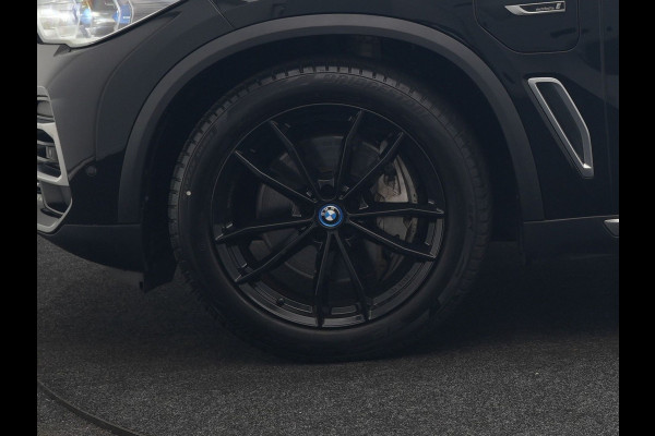 BMW X5 xDrive45e X Line PHEV 395pk Dealer O.H. | Trekhaak Af Fabriek | Panodak | Luchtvering | Head Up | Camera | Lederen Sportstoelen Memory & Verwarmd | Adaptief Onderstel | Sfeerverlichting | Keyless | Blis | Hifi | Plug In Hybrid |