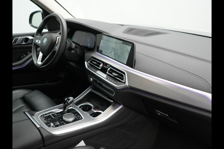 BMW X5 xDrive45e X Line PHEV 395pk Dealer O.H. | Trekhaak Af Fabriek | Panodak | Luchtvering | Head Up | Camera | Lederen Sportstoelen Memory & Verwarmd | Adaptief Onderstel | Sfeerverlichting | Keyless | Blis | Hifi | Plug In Hybrid |
