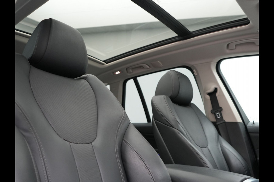 BMW X5 xDrive45e X Line PHEV 395pk Dealer O.H. | Trekhaak Af Fabriek | Panodak | Luchtvering | Head Up | Camera | Lederen Sportstoelen Memory & Verwarmd | Adaptief Onderstel | Sfeerverlichting | Keyless | Blis | Hifi | Plug In Hybrid |