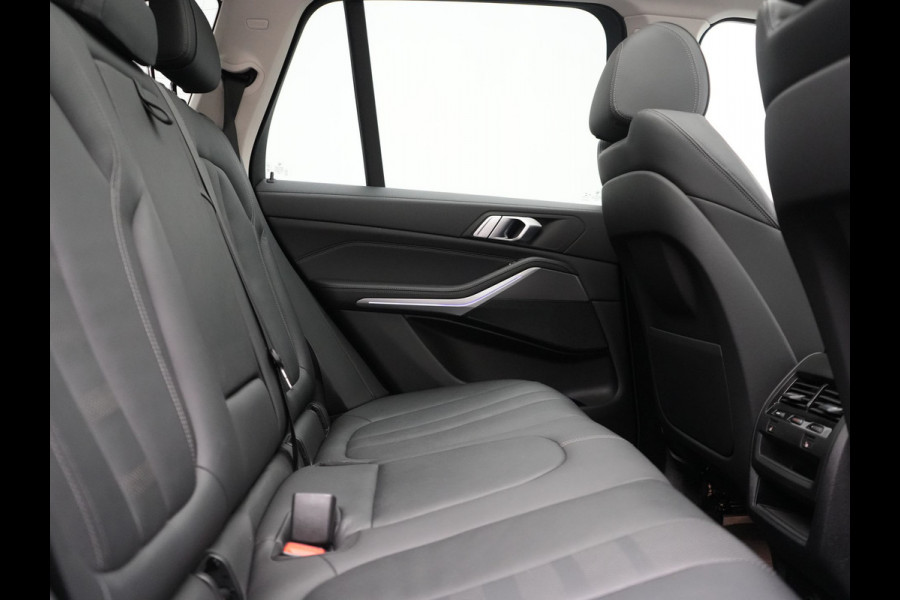 BMW X5 xDrive45e X Line PHEV 395pk Dealer O.H. | Trekhaak Af Fabriek | Panodak | Luchtvering | Head Up | Camera | Lederen Sportstoelen Memory & Verwarmd | Adaptief Onderstel | Sfeerverlichting | Keyless | Blis | Hifi | Plug In Hybrid |