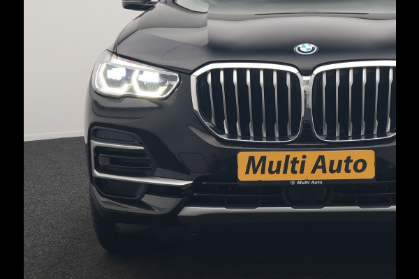 BMW X5 xDrive45e X Line PHEV 395pk Dealer O.H. | Trekhaak Af Fabriek | Panodak | Luchtvering | Head Up | Camera | Lederen Sportstoelen Memory & Verwarmd | Adaptief Onderstel | Sfeerverlichting | Keyless | Blis | Hifi | Plug In Hybrid |