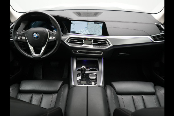 BMW X5 xDrive45e X Line PHEV 395pk Dealer O.H. | Trekhaak Af Fabriek | Panodak | Luchtvering | Head Up | Camera | Lederen Sportstoelen Memory & Verwarmd | Adaptief Onderstel | Sfeerverlichting | Keyless | Blis | Hifi | Plug In Hybrid |