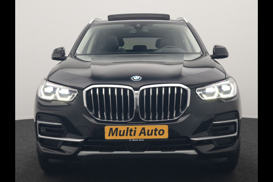 BMW X5 xDrive45e X Line PHEV 395pk Dealer O.H. | Trekhaak Af Fabriek | Panodak | Luchtvering | Head Up | Camera | Lederen Sportstoelen Memory & Verwarmd | Adaptief Onderstel | Sfeerverlichting | Keyless | Blis | Hifi | Plug In Hybrid |