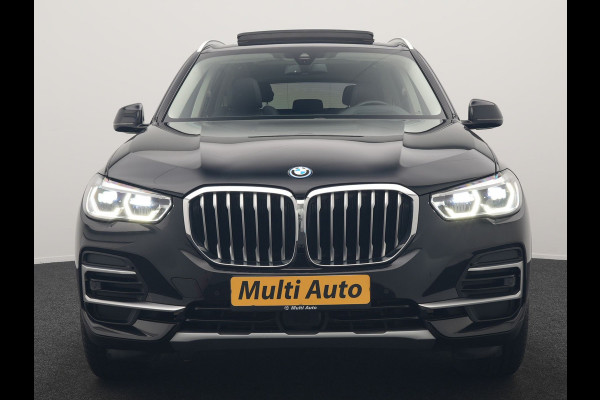 BMW X5 xDrive45e X Line PHEV 395pk Dealer O.H. | Trekhaak Af Fabriek | Panodak | Luchtvering | Head Up | Camera | Lederen Sportstoelen Memory & Verwarmd | Adaptief Onderstel | Sfeerverlichting | Keyless | Blis | Hifi | Plug In Hybrid |
