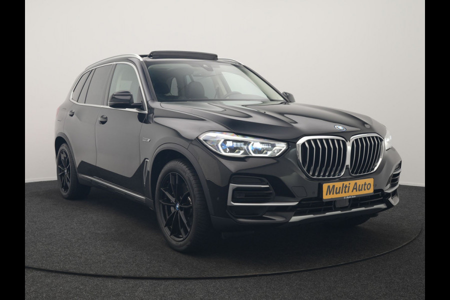 BMW X5 xDrive45e X Line PHEV 395pk Dealer O.H. | Trekhaak Af Fabriek | Panodak | Luchtvering | Head Up | Camera | Lederen Sportstoelen Memory & Verwarmd | Adaptief Onderstel | Sfeerverlichting | Keyless | Blis | Hifi | Plug In Hybrid |