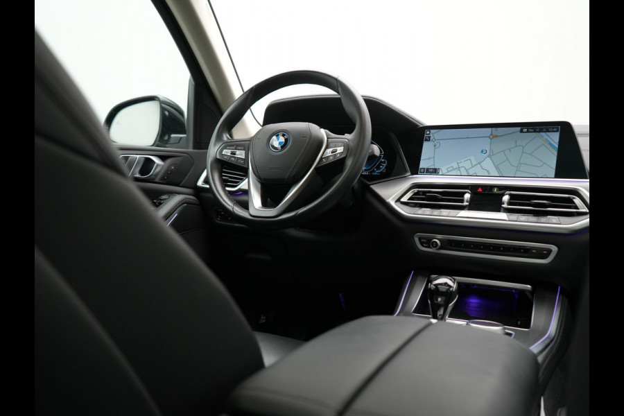 BMW X5 xDrive45e X Line PHEV 395pk Dealer O.H. | Trekhaak Af Fabriek | Panodak | Luchtvering | Head Up | Camera | Lederen Sportstoelen Memory & Verwarmd | Adaptief Onderstel | Sfeerverlichting | Keyless | Blis | Hifi | Plug In Hybrid |