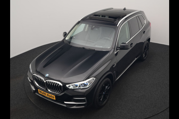 BMW X5 xDrive45e X Line PHEV 395pk Dealer O.H. | Trekhaak Af Fabriek | Panodak | Luchtvering | Head Up | Camera | Lederen Sportstoelen Memory & Verwarmd | Adaptief Onderstel | Sfeerverlichting | Keyless | Blis | Hifi | Plug In Hybrid |