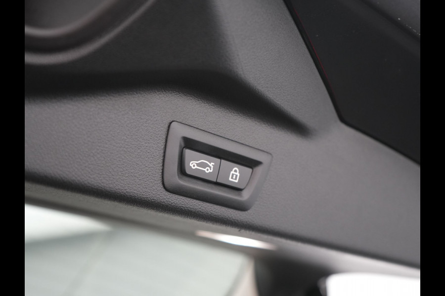 BMW X5 xDrive45e X Line PHEV 395pk Dealer O.H. | Trekhaak Af Fabriek | Panodak | Luchtvering | Head Up | Camera | Lederen Sportstoelen Memory & Verwarmd | Adaptief Onderstel | Sfeerverlichting | Keyless | Blis | Hifi | Plug In Hybrid |