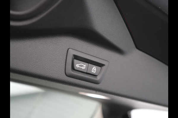 BMW X5 xDrive45e X Line PHEV 395pk Dealer O.H. | Trekhaak Af Fabriek | Panodak | Luchtvering | Head Up | Camera | Lederen Sportstoelen Memory & Verwarmd | Adaptief Onderstel | Sfeerverlichting | Keyless | Blis | Hifi | Plug In Hybrid |