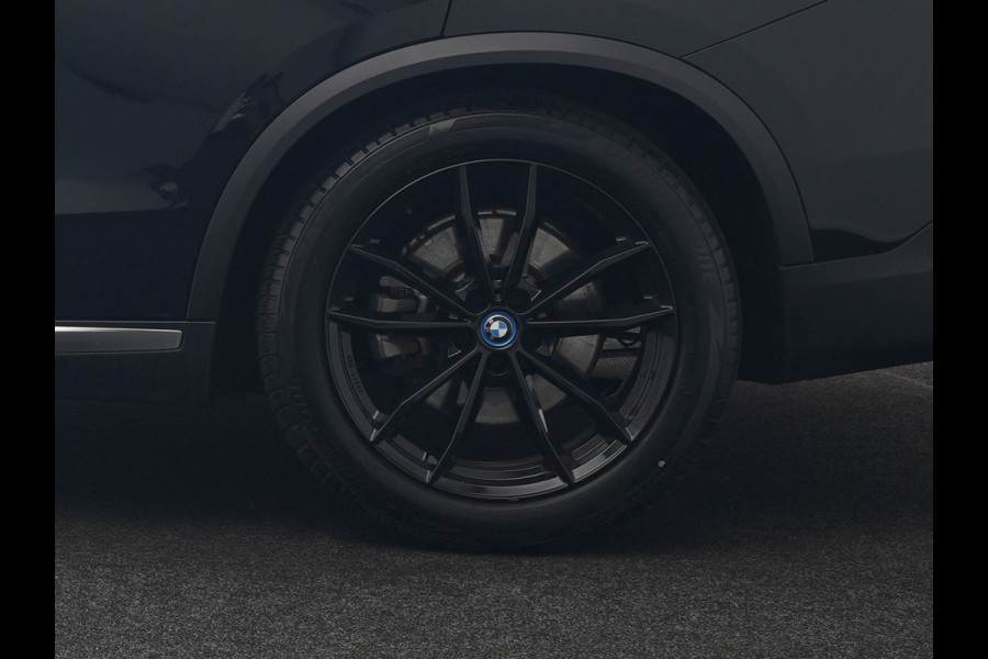 BMW X5 xDrive45e X Line PHEV 395pk Dealer O.H. | Trekhaak Af Fabriek | Panodak | Luchtvering | Head Up | Camera | Lederen Sportstoelen Memory & Verwarmd | Adaptief Onderstel | Sfeerverlichting | Keyless | Blis | Hifi | Plug In Hybrid |