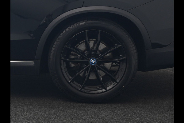 BMW X5 xDrive45e X Line PHEV 395pk Dealer O.H. | Trekhaak Af Fabriek | Panodak | Luchtvering | Head Up | Camera | Lederen Sportstoelen Memory & Verwarmd | Adaptief Onderstel | Sfeerverlichting | Keyless | Blis | Hifi | Plug In Hybrid |
