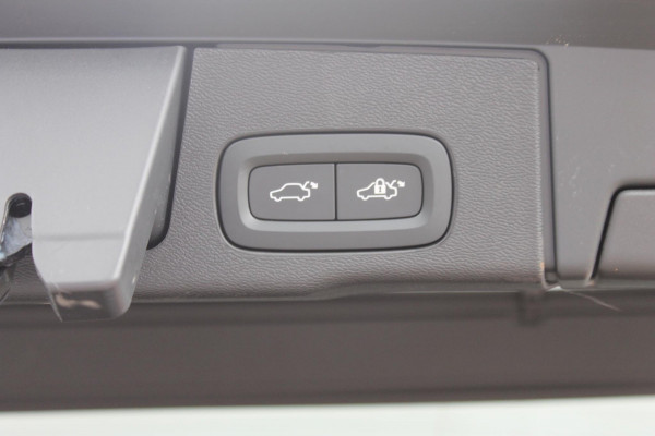 Volvo XC60 T8 455PK Automaat Plug-in hybrid AWD Plus Dark Adaptieve Cruise control / Semi elektrisch wegklapbare trekhaak / Google Infotainment / Panoramisch schuif-kanteldak