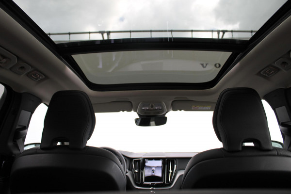 Volvo XC60 T8 455PK Automaat Plug-in hybrid AWD Plus Dark Adaptieve Cruise control / Semi elektrisch wegklapbare trekhaak / Google Infotainment / Panoramisch schuif-kanteldak