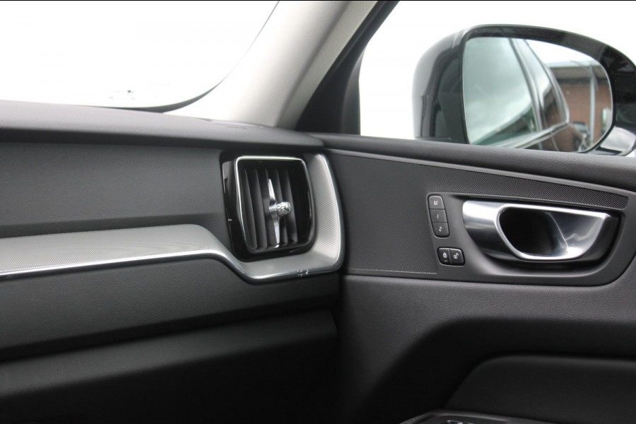 Volvo XC60 T8 455PK Automaat Plug-in hybrid AWD Plus Dark Adaptieve Cruise control / Semi elektrisch wegklapbare trekhaak / Google Infotainment / Panoramisch schuif-kanteldak