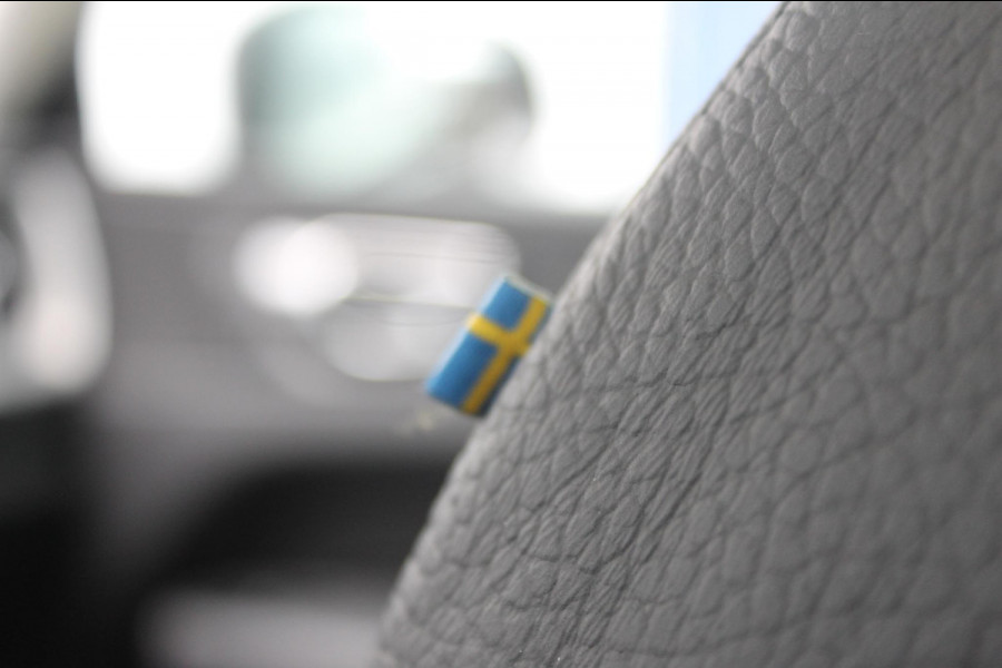 Volvo XC60 T8 455PK Automaat Plug-in hybrid AWD Plus Dark Adaptieve Cruise control / Semi elektrisch wegklapbare trekhaak / Google Infotainment / Panoramisch schuif-kanteldak