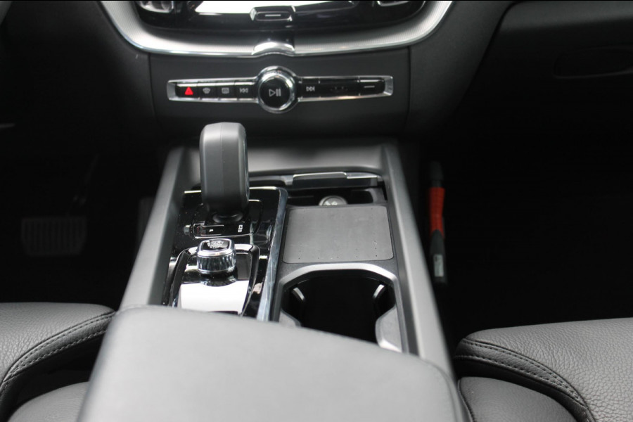 Volvo XC60 T8 455PK Automaat Plug-in hybrid AWD Plus Dark Adaptieve Cruise control / Semi elektrisch wegklapbare trekhaak / Google Infotainment / Panoramisch schuif-kanteldak