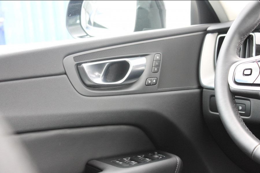 Volvo XC60 T8 455PK Automaat Plug-in hybrid AWD Plus Dark Adaptieve Cruise control / Semi elektrisch wegklapbare trekhaak / Google Infotainment / Panoramisch schuif-kanteldak