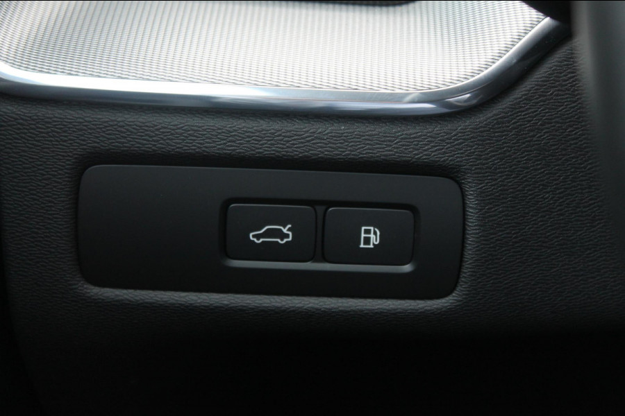 Volvo XC60 T8 455PK Automaat Plug-in hybrid AWD Plus Dark Adaptieve Cruise control / Semi elektrisch wegklapbare trekhaak / Google Infotainment / Panoramisch schuif-kanteldak