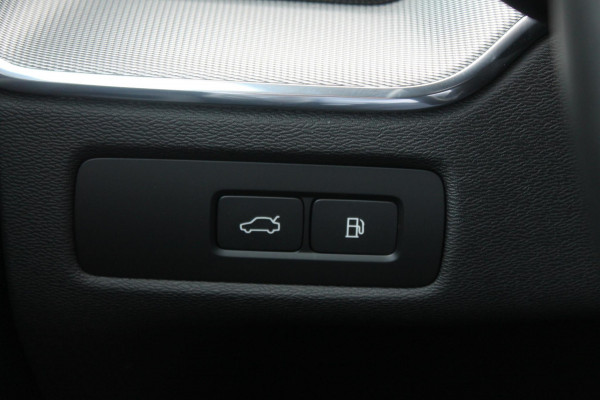 Volvo XC60 T8 455PK Automaat Plug-in hybrid AWD Plus Dark Adaptieve Cruise control / Semi elektrisch wegklapbare trekhaak / Google Infotainment / Panoramisch schuif-kanteldak