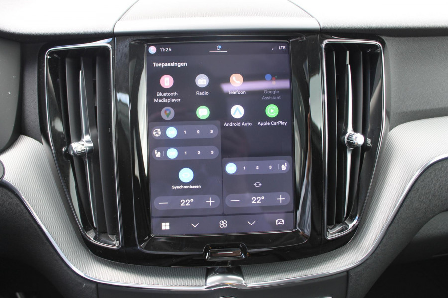 Volvo XC60 T8 455PK Automaat Plug-in hybrid AWD Plus Dark Adaptieve Cruise control / Semi elektrisch wegklapbare trekhaak / Google Infotainment / Panoramisch schuif-kanteldak