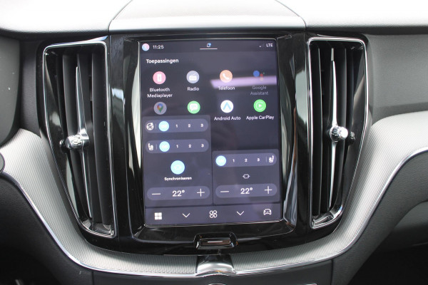 Volvo XC60 T8 455PK Automaat Plug-in hybrid AWD Plus Dark Adaptieve Cruise control / Semi elektrisch wegklapbare trekhaak / Google Infotainment / Panoramisch schuif-kanteldak