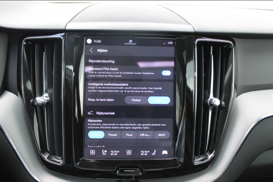 Volvo XC60 T8 455PK Automaat Plug-in hybrid AWD Plus Dark Adaptieve Cruise control / Semi elektrisch wegklapbare trekhaak / Google Infotainment / Panoramisch schuif-kanteldak