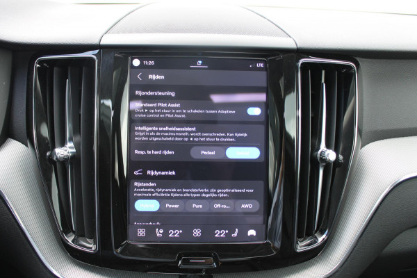 Volvo XC60 T8 455PK Automaat Plug-in hybrid AWD Plus Dark Adaptieve Cruise control / Semi elektrisch wegklapbare trekhaak / Google Infotainment / Panoramisch schuif-kanteldak
